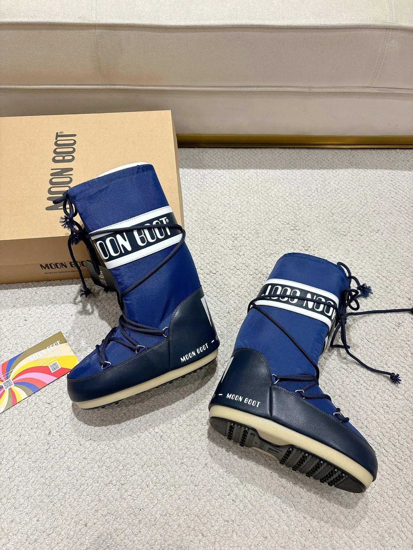 P660 Moon Boot 2025 vs. Autumn and winter popular snow boots series... [Ugly Moon Snow Boots] Forget UGG, fashionable people are wearing Moon Boot snow boots. If you find it difficult to accept the revival of UGG, then there is now a more alternative snow boot that is back, with an inner diameter of 4 cm. That is the Moon Boot. It was already very popular in the millennium. Back then, Paris Hilton and Victoria Beckham Celebrities often wear it, and now the Y2K trend is popular again. The same style is worn by young people in QQ shows, and the ugly snow boots that are shown in thousands of people have become popular again, regardless of men and women. They look slim but warm and easy to wear... ❶Fabric: Original custom/cowhide/woven wool/high mercerized waterproof cloth ❷Inner: original 100% silk cotton liner ❸foot: original 100% silk cotton liner ❹ Outsole: Original molded two-color non-slip outsole ❺ Sole thickness: 4cm (including **) ❻ Code number: 35/38; 39/41; ❼ Packaging: Original full set of packaging ☀ Color: Official website updated simultaneously